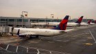 Mujer recibe cargos por agresión en vuelo hacia Atlanta