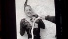 Mira el ataque de una serpiente a una cantante en pleno videoclip