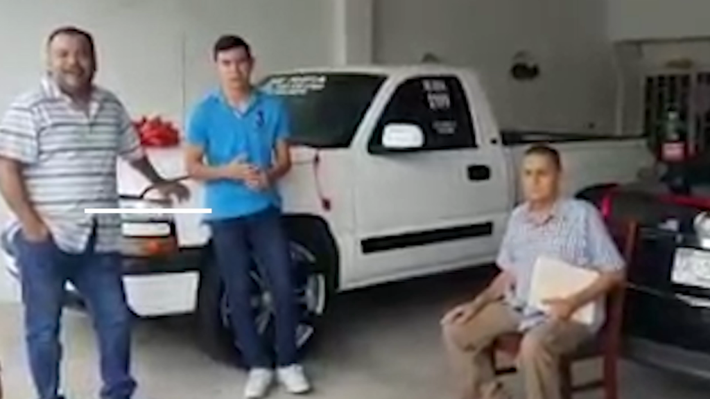 La reacción del ganador de una camioneta que rifó un hombre con cáncer