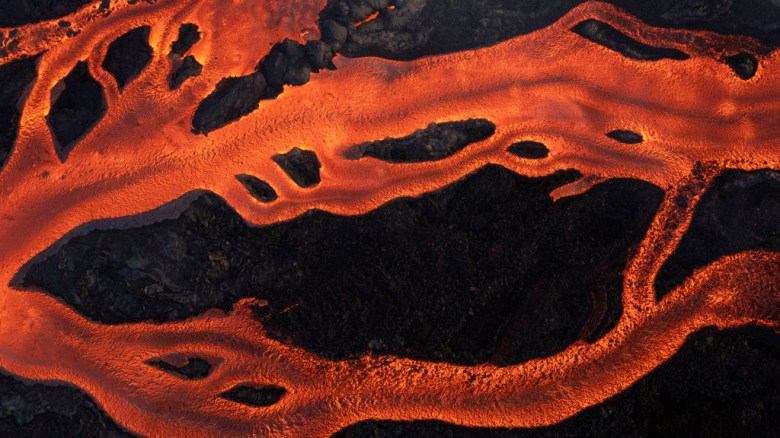 Efecto hipnótico: así descienden nuevos ríos de lava desde el volcán en La Palma
