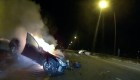 Policías rescatan a mujer de auto en llamas en Florida