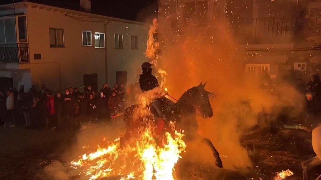 Mira el festival donde decenas de caballos brincan sobre fuego