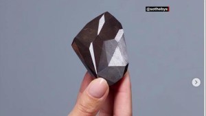 Subastan diamante negro que creen que se originó con un impacto meteórico