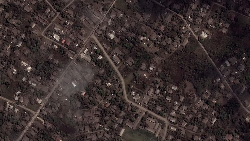 Imágenes satelitales muestran a Tonga bajo cenizas