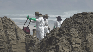 Fiscalía investiga desastre ecológico por petróleo en playas de Perú