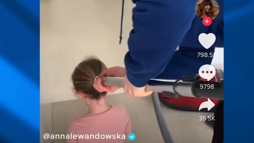 Lewandowski peina a su hija con ¡una aspiradora!