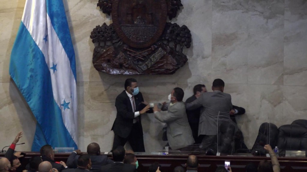 Así fue la vergonzosa pelea de diputados en Honduras