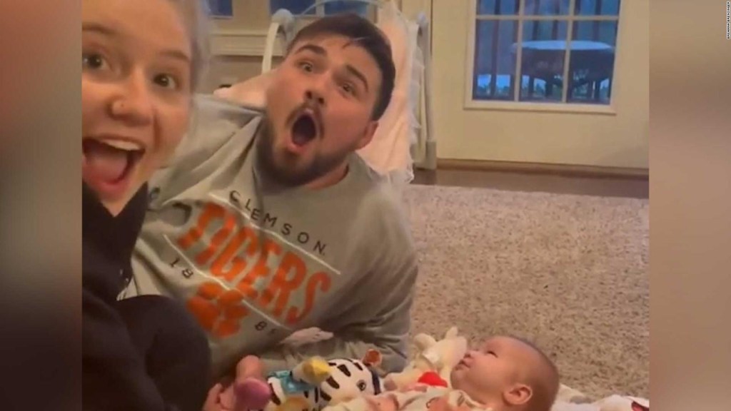 Bebé de 8 semanas asombra con sus primeras palabras