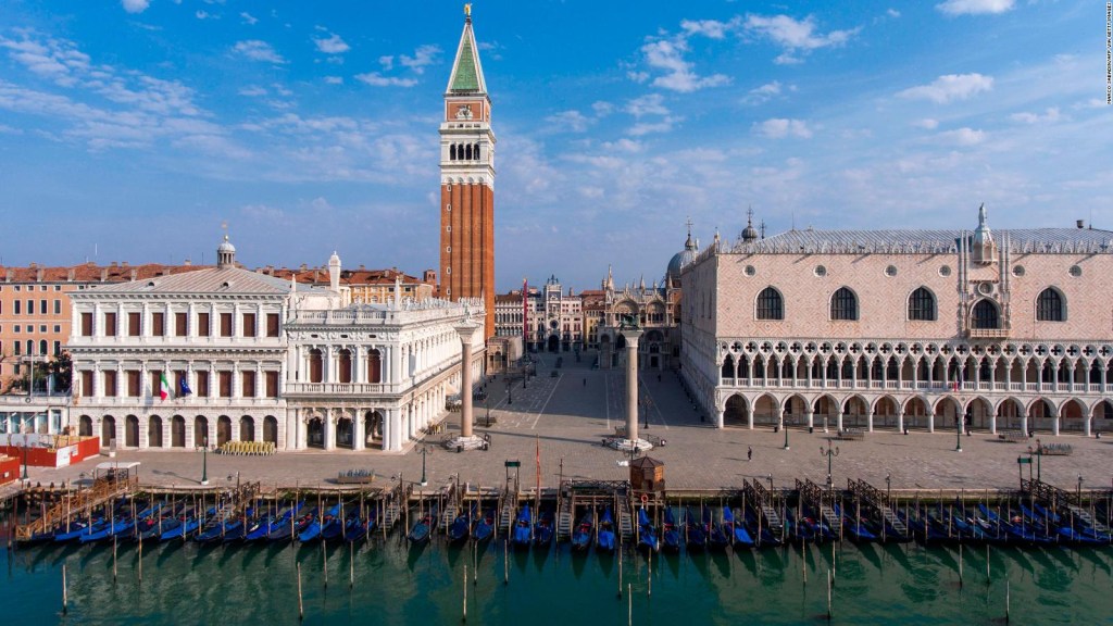 Expulsan a turista de Venecia por tomar sol en toples