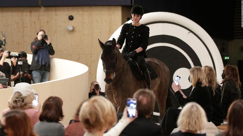 Una princesa desfila a caballo para Chanel