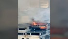 Un hombre queda atrapado en un edificio en llamas en Venezuela