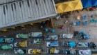Pacientes en camillas al aire libre: brote de covid-19 presiona a Hong Kong