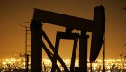 Las acciones mundiales caen y los precios del petróleo suben