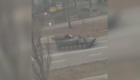 Tanque de guerra arrolla un automóvil en Ucrania