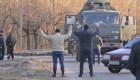 Civiles ucranianos frenan el paso de un convoy ruso