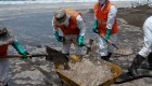 Así intentan limpiar las playas afectadas por el derrame petrolero en Perú
