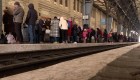 Ucranianos que intentan huir viven caóticos momentos en estación de tren