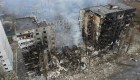 Temen decenas de atrapados en apartamentos en Kyiv