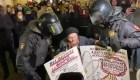 Arrestan a anciana por protestar contra la guerra en Rusia