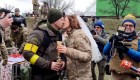 Pareja de militares se casan en puesto de control en Ucrania