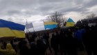 Manifestantes permanecen inmóviles ante disparos al aire de los rusos