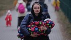 Mujeres ucranianas regresan a luchar por su país