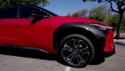 Toyota presenta su auto eléctrico que ya está en venta en EE.UU.
