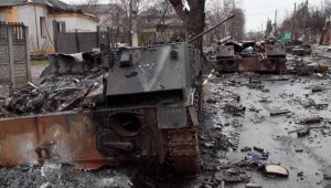 Ucrania investiga presuntos crímenes de guerra; Putin niega atacar civiles