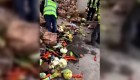Así desechan las verduras donadas a los confinados en Shanghái