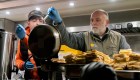 Una cocina humanitaria en Ucrania destruida por misil resurge