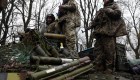 Soldados ucranianos entrenan con nuevo armamento en el exterior