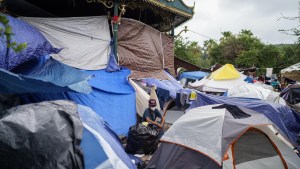 Miles de migrantes protestan contra el "Título 42"