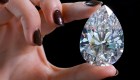 Récord: se subasta el diamante blanco más costoso del mundo