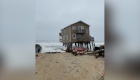 Una casa es arrastrada hacia el mar en Carolina del Norte