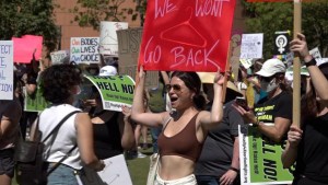 Manifestación masiva en Los Ángeles contra la anulación del derecho al aborto