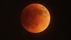 El eclipse lunar crea esta "Luna de sangre"