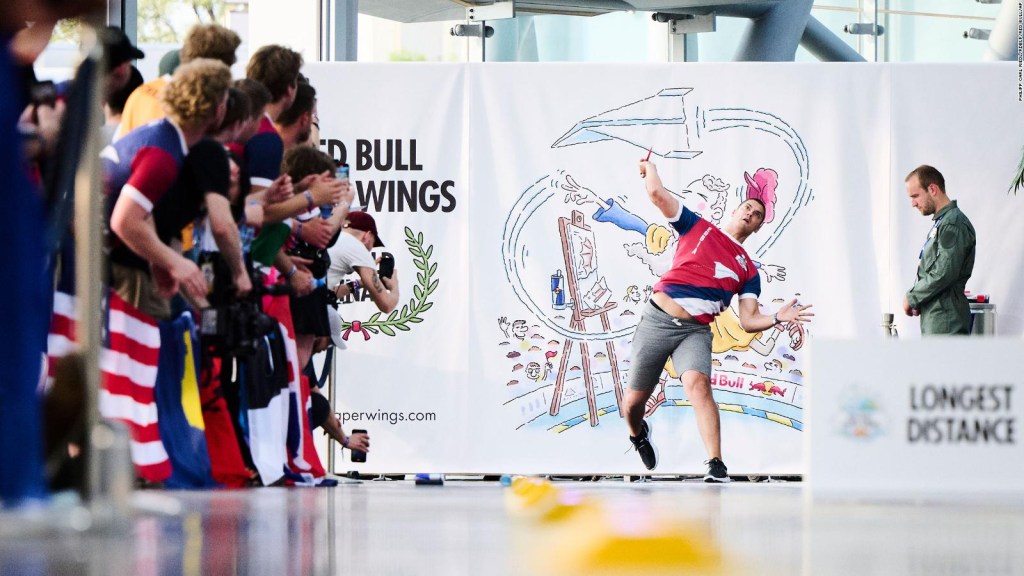 Red Bull y su concurso de aviones de papel