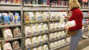 Por qué podrías pagar 50% más por la leche este año