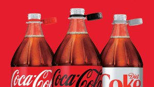 Mira la nueva tapa adherida a la botella de Coca-Cola