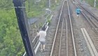 Un video muestra el momento en que un tren casi arrolla a jóvenes que caminaban por las vías
