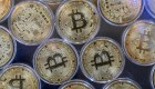 Bitcoin se desploma más del 30% esta semana
