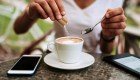 Estudio: beber café con azúcar reduce riesgos de muerte