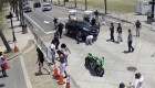 Rescatan a motociclista que quedó atrapado debajo de auto