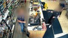Video muestra a un menor de 12 años robando una gasolinera con un arma
