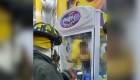 Rescatan a niño atrapado en una máquina expendedora