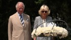 El príncipe Carlos y su esposa Camila visitan monumento de genocidio en Rwanda