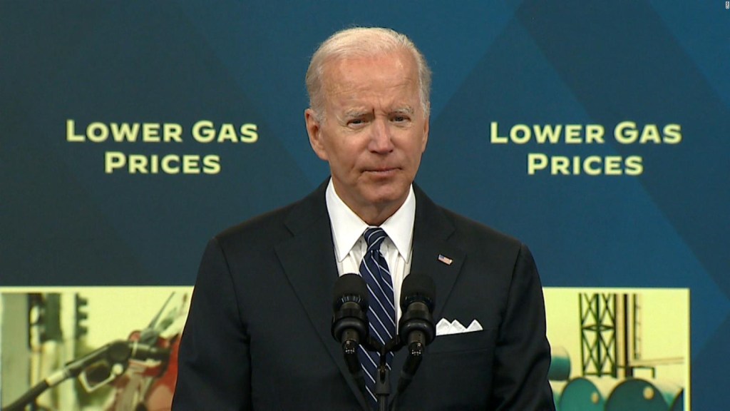 Biden busca suspender impuesto a los combustibles en EE.UU.