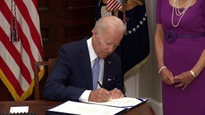 Biden promulga un proyecto de ley sobre las armas