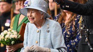 Reina Isabel II reaparece en un evento público