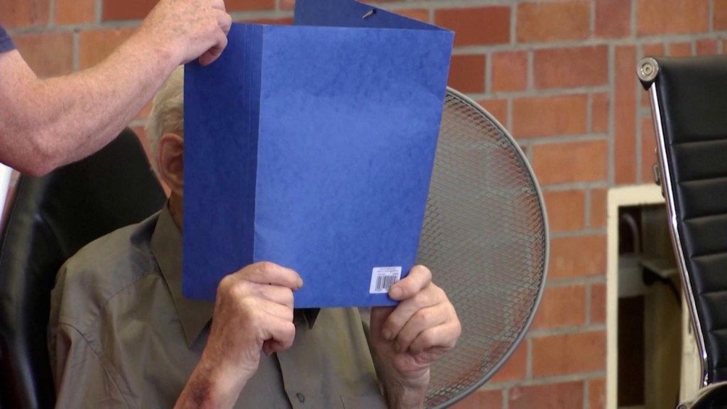 Exguardia nazi de 101 años es condenado a prisión
